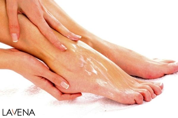 Làm sạch da chân thật kĩ cho da bị lỗ chân lông to và thâm